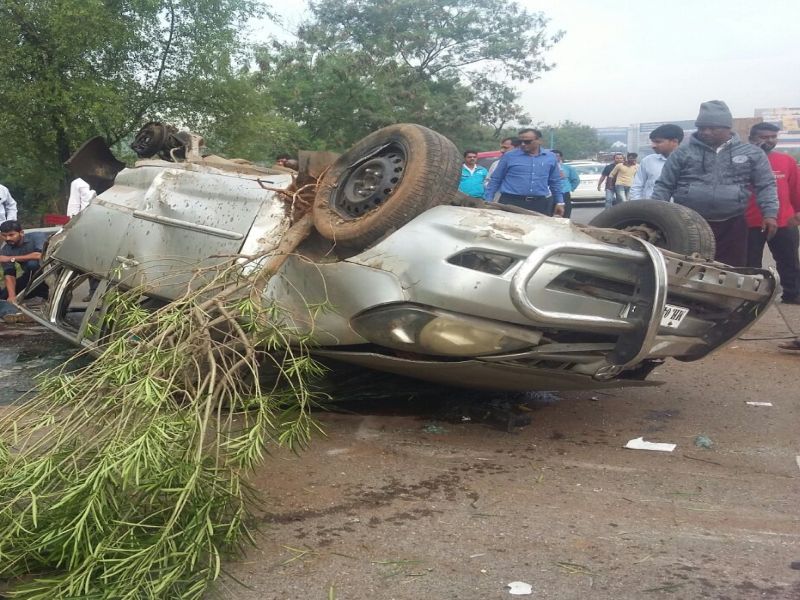 Accident on Mumbai-Pune Expressway near by Khalapur | मुंबई-पुणे एक्स्प्रेस वेवर भीषण अपघात : खालापूरजवळ 2 कारची धडक झाल्यानं तिघांचा जागीच मृत्यू 