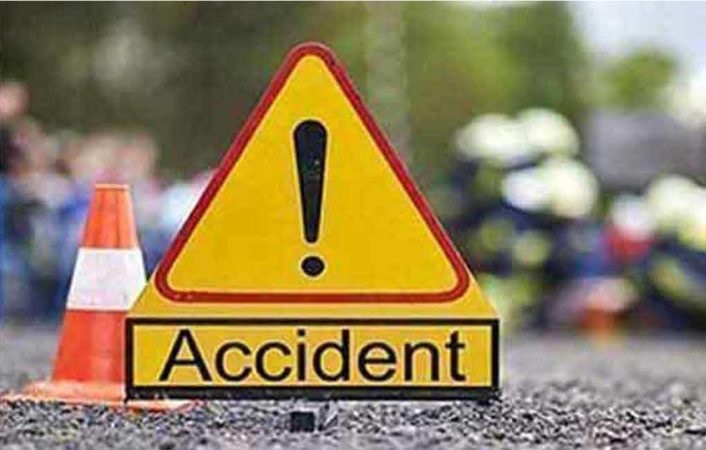 Accident on Akkalkot Road while returning from Devdarshan; One killed, 21 seriously injured | देवदर्शन करून परतताना अक्कलकोटजवळ अपघात; एक ठार, २१ जण गंभीर जखमी