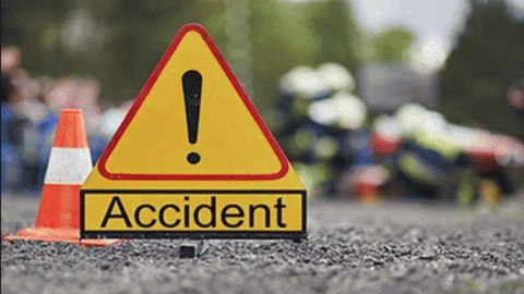 accident on Mumbai-Nashik highway; Two passengers in the rickshaw were injured | मुंबई-नाशिक महामार्गावर विचित्र अपघात; रिक्षातील दोन प्रवाशी जखमी
