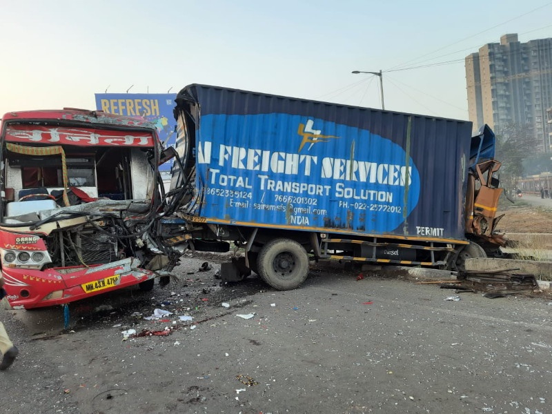 Oh My God ! 6 accidents in a row on Mumbai-Bangalore highway; The truck fell off the Bhoomkar bridge | बाप रे ! मुंबई- बंगळुरु महामार्गावर एकापाठोपाठ ६ अपघात; भूमकर पुलावरुन ट्रक खाली कोसळला