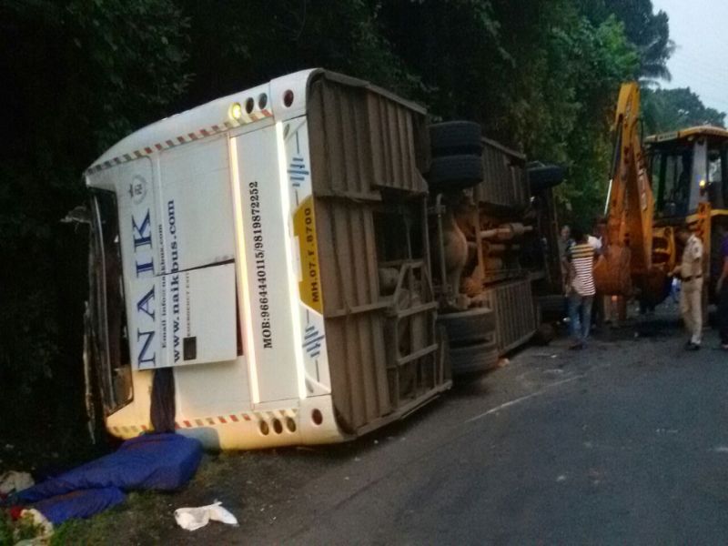 A private bus overturned on Mumbai-Goa highway, one killed and 12 others injured | मुंबई-गोवा महामार्गावर खासगी बस उलटली, एकाचा मृत्यू-12 जण जखमी