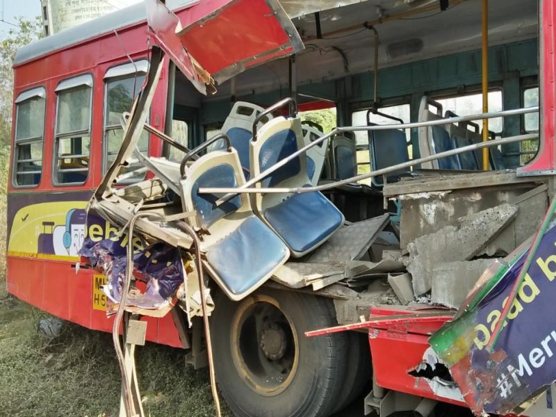 train and bus accident near juinagar | जुईनगर येथे रेल्वेची बसला धडक, रूळ ओलांडताना घडला अपघात