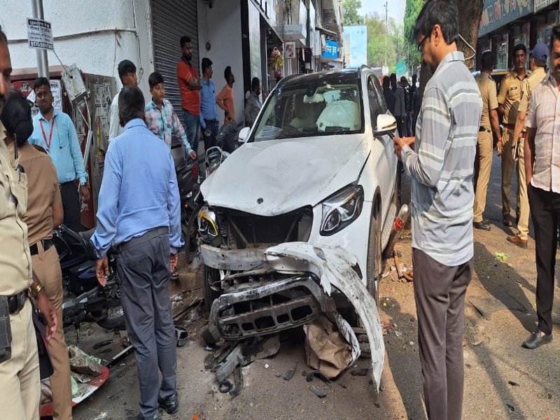 A speeding Mercedes blew up 20 to 25 vehicles in a camp area in Pune A young man was seriously injured | पुण्यातील कॅम्प परिसरात भरधाव मर्सडीजने २० ते २५ वाहनांना उडवले; एक युवक गंभीर जखमी