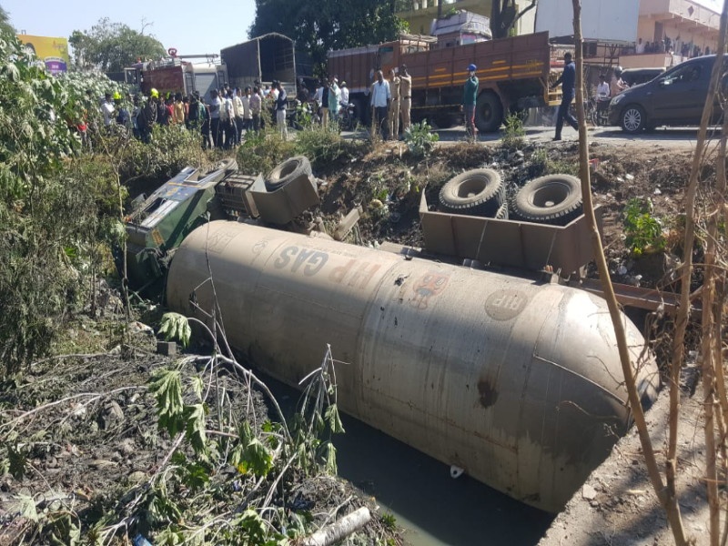 Gas tanker fall down in canal at Chakan-Talegaon road | चाकण- तळेगाव रस्त्यावर गॅस टँकर ओढ्यात उलटला 