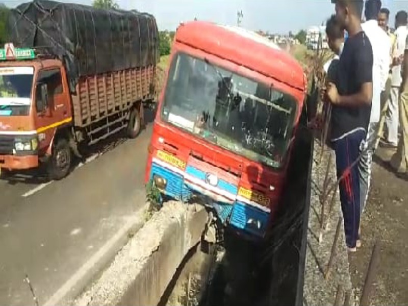 Accident of Swargate-Pandharpur ST bus near Saswad, 10 injured | सासवडजवळ स्वारगेट-पंढरपूर एसटी बसला अपघात, १० जण जखमी
