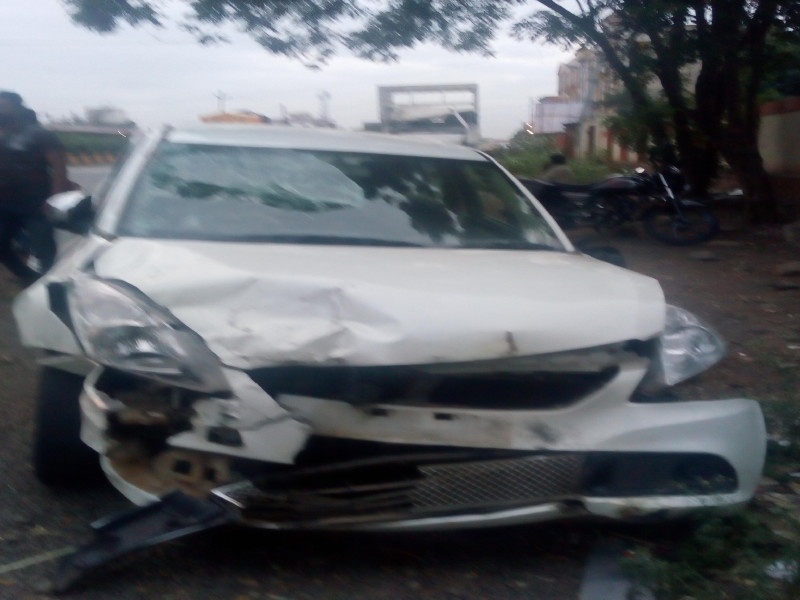 one death in accident on Pune-Solapur highway | पुणे-सोलापूर महामार्गावर भरधाव वाहनाच्या धडकेत एक ठार 