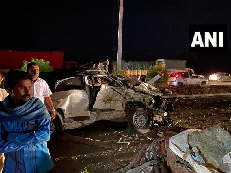 At least 12 people lost their lives after two cars collided in Tumkur SSS | देवदर्शनाहून परतणाऱ्या वाहनाचा भीषण अपघात, 13 जणांचा मृत्यू