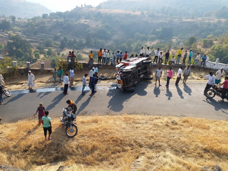 accident in mandoshi ghat road on Bhimashankar, the twenty passenger injured | भिमाशंकरकडे जाणा-या मंदोशी घाटात पिकअप पलटी;वीस प्रवाशी जखमी  