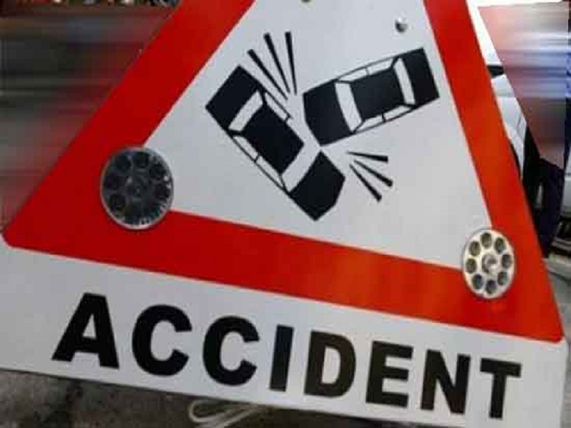 accident happened on university road Due to lose control of driver; One death, 4 injured | चालकाचे नियंत्रण सुटल्याने विद्यापीठ रस्त्यावर भीषण अपघात ; दोघांचा मृत्यू ,४ जखमी 
