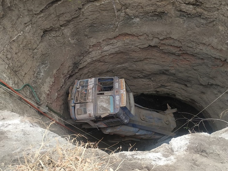 Tanker collapses in well in Balanagar Shivar; The driver survived due to jump | बालानगर शिवारात विहिरीत टँकर कोसळले; चालकाने उडी मारून वाचवला जीव 