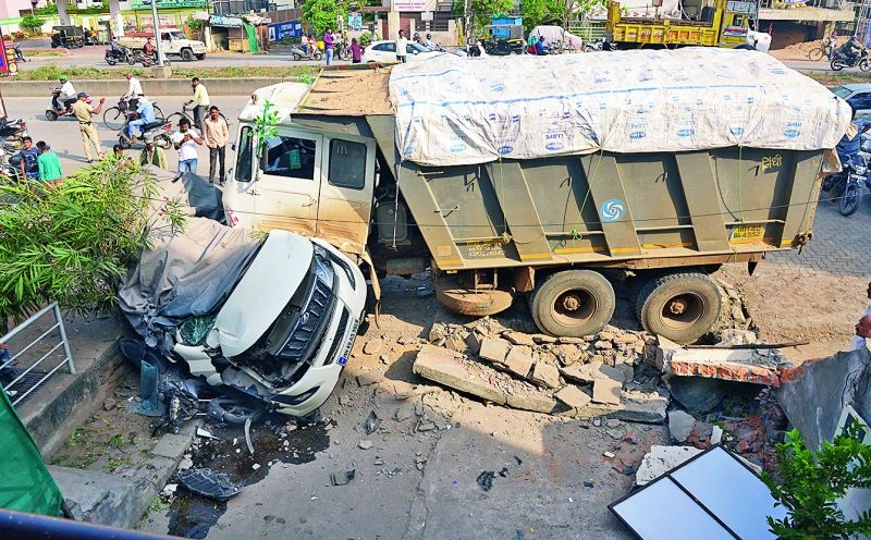 Several vehicles were hit by a sand-filled truck in Nagpur | नागपुरात रेती भरलेल्या ट्रकने दिली अनेकांना धडक