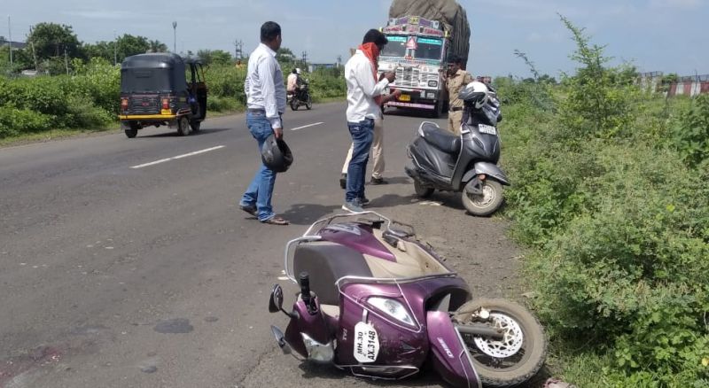 Women dies on spot in an accident near Akola | अज्ञात वाहनाने दुचाकीस्वार महिलेस चिरडले