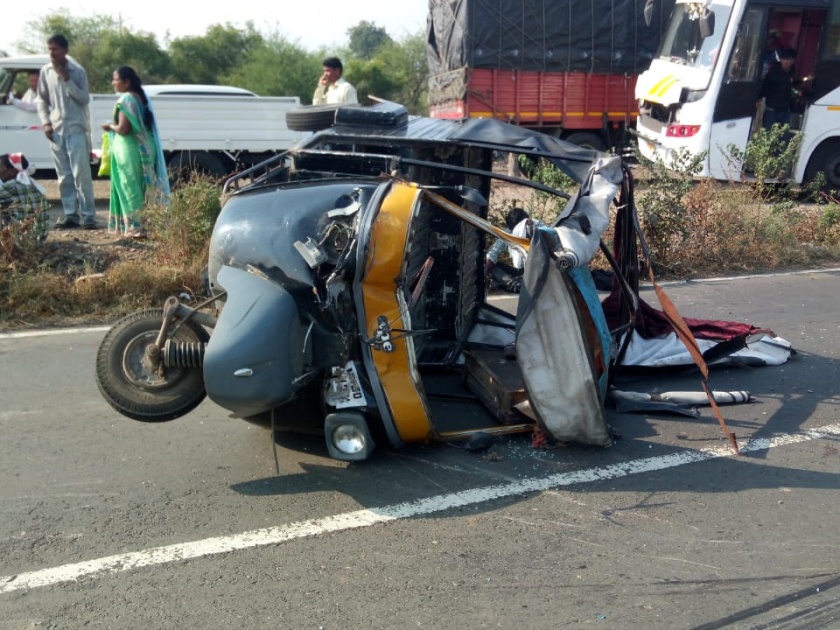 Truck - autoriksha accident on highway; School girl killed | अकोला-मूर्तीजापूर महामार्गावर ट्रकची आॅटोरिक्षाला धडक; शाळकरी मुलगी ठार