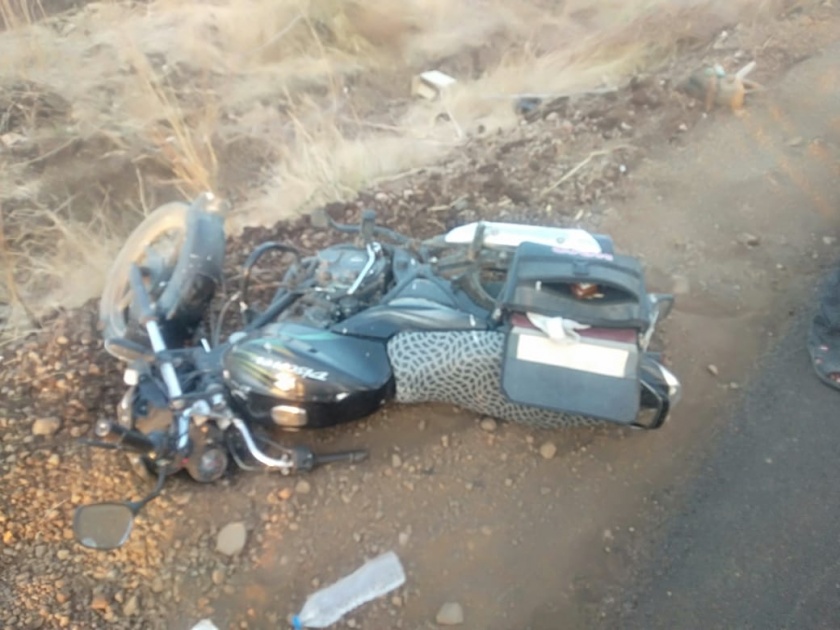 Youth killed in a bike accident | दुचाकी अपघातात युवक ठार