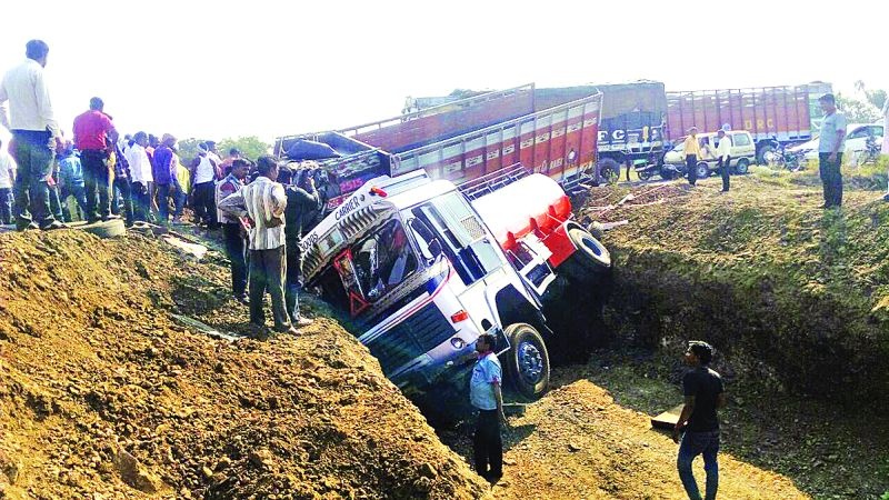 Akola: Tanker hit by truck on national highway; A serious | अकोला : राष्ट्रीय महामार्गावर ट्रकची टॅँकरला धडक; एक गंभीर 