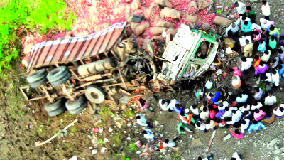 Accidents on the National Highway; two driver died on the spot | मुंबई-बंगळुरू राष्ट्रीय महामार्गावर अपघात; दोघांचा जागीच मृत्यू