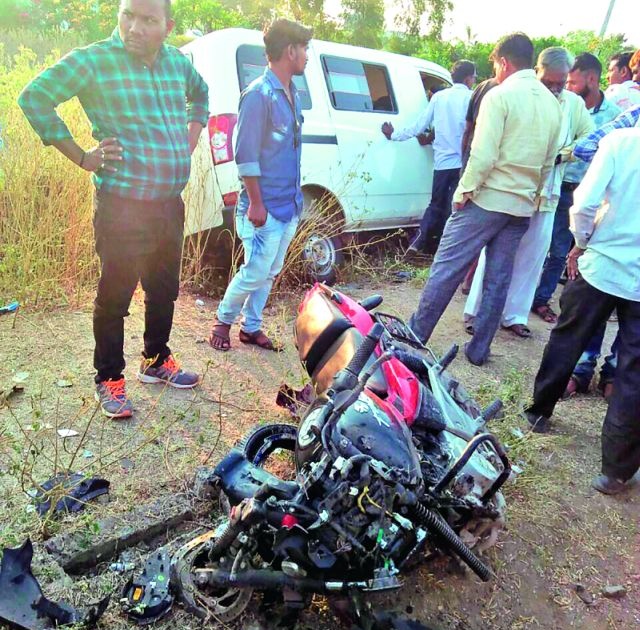Two wheelers hit a vehicle near Gagagaon; A serious | गायगाव जवळ दुचाकीची प्रवासी वाहनाला धडक; एक गंभीर