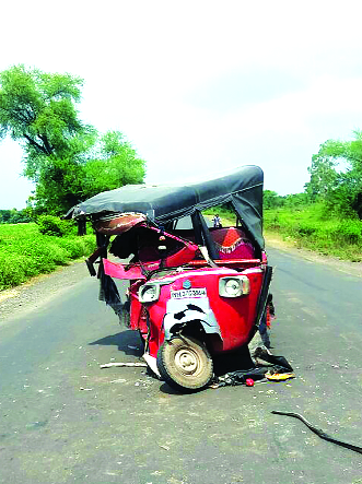 Four injured in accident near Shahapur | शहापूरजवळ रिक्षांच्या धडकेत चार जखमी