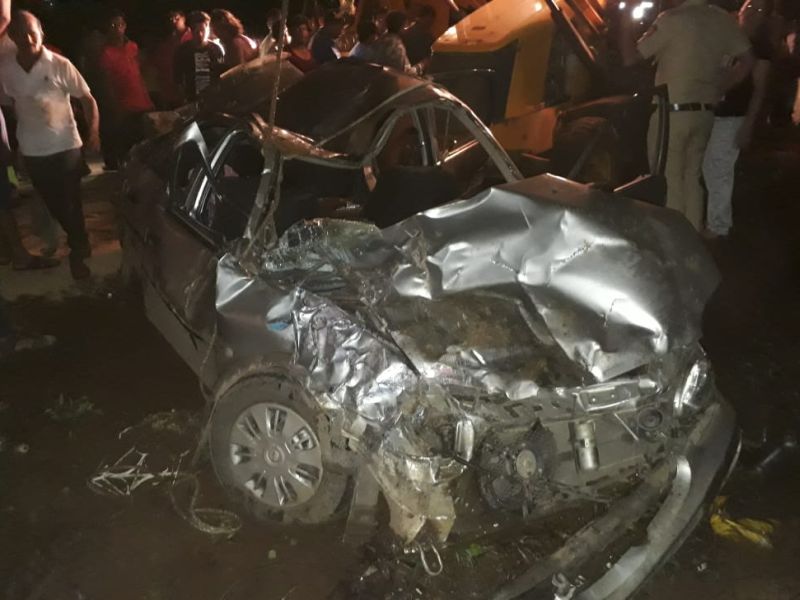 Five young men of Karnataka survived in a massive accident near Vaibhavwadi. | वैभववाडीजवळ भीषण अपघातातून कर्नाटकचे पाचही तरुण बचावले