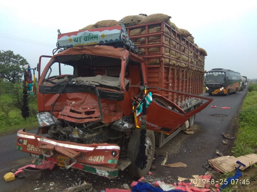 Minitruck hits private passenger bus; Four injured | नादुरुस्त खासगी प्रवासी बसला मिनीट्रकची धडक; चार जखमी