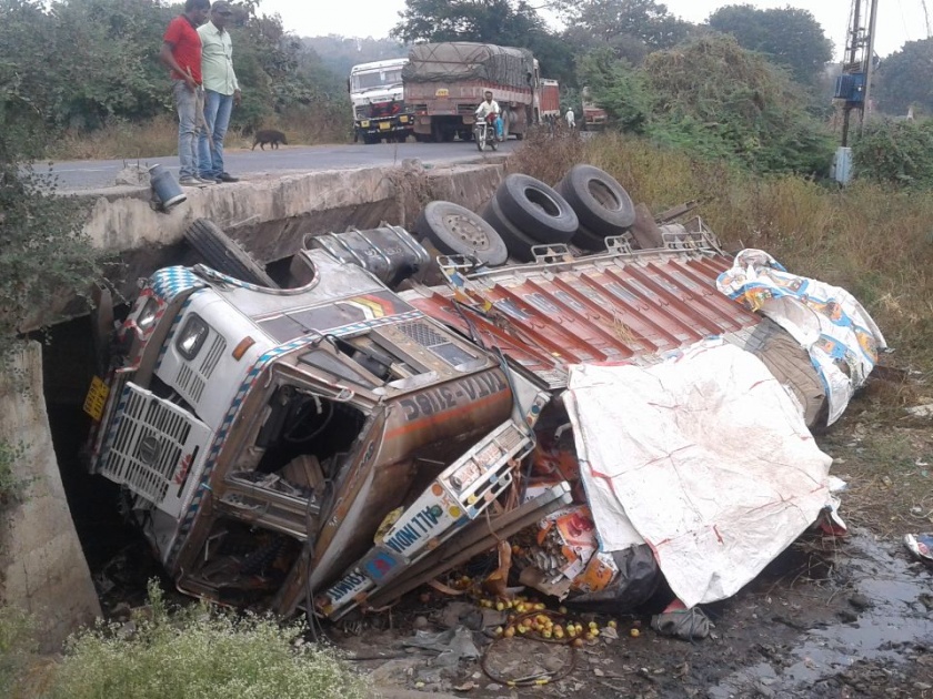 Accident on Akola-Washim National Highway, truck was going to Hyderabad from Srinagar | श्रीनगर येथून हैद्राबादकडे जात असलेल्या ट्रकचा अकोला-वाशिम राष्ट्रीय महामार्गावर अपघात