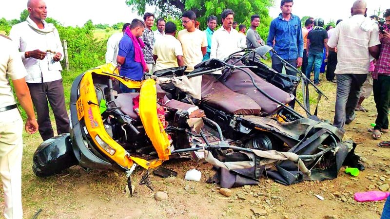 Death toll 7 in the accident on the Kalmeshwar-Savner road in Nagpur district | नागपूर जिल्ह्यातील कळमेश्वर-सावनेर मार्गावरील भीषण अपघातातील मृत्यूसंख्या ७