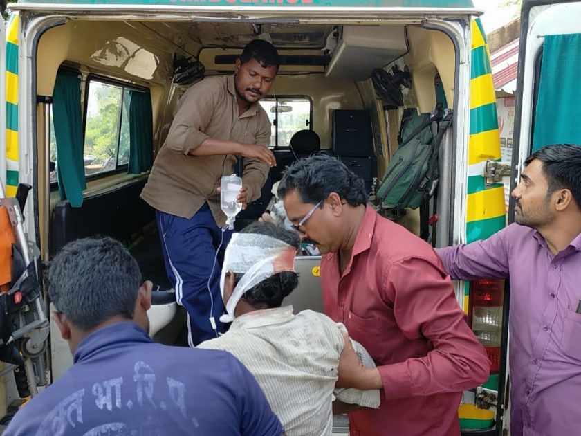 MLA's car hit auto-rickshaw; Two injured | कारची आॅटोरिक्क्षाला धडक; दोन जखमी