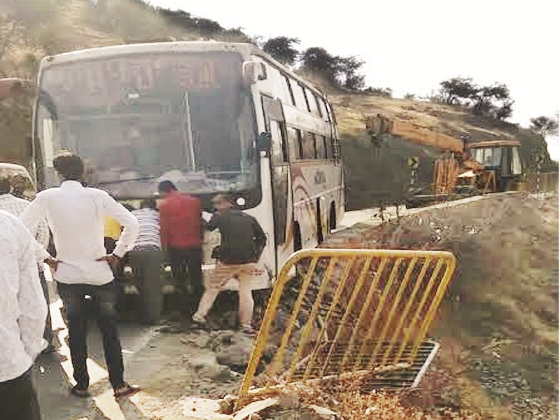 ... then the private bus would have collapsed in the valley; 36 passenger rescued with driver | ...तर खाजगी बस दरीत कोसळली असती; चालकासह ३६ प्रवासी बचावले 
