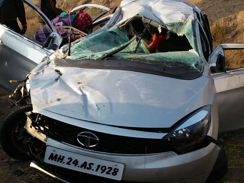 Accident due to the control of driver in Pondhewadi on Pune-Solapur highway; Five seriously injured | पुणे-सोलापूर महामार्गावरील पोंधवडीत चालकाचा ताबा सुटल्याने अपघात; पाच गंभीर जखमी