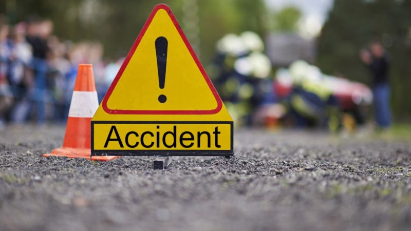 An unidentified vehicle hit a two-wheeler; Two killed | अज्ञात वाहनाची दुचाकीला धडक; दोन ठार