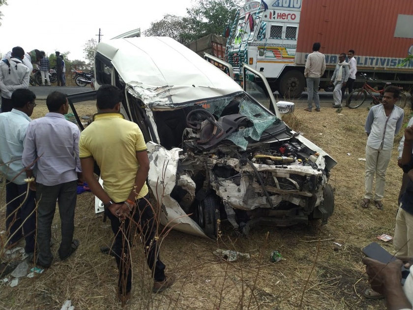 five dead and five injured in a road accident in Maharashtra's Buldhana | बुलडाण्यातील अंजनी फाट्याजवळ भीषण अपघात, 5 जणांचा मृत्यू
