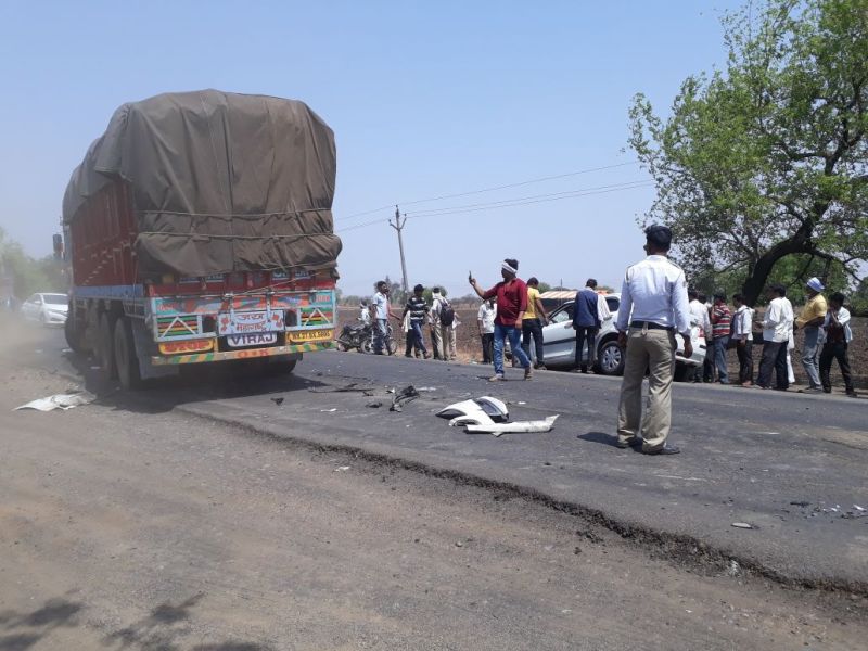 two dead in accident in buldhana | ट्रकच्या धडकेत कारचा चुराडा; मुलीसह चालक जागीच ठार