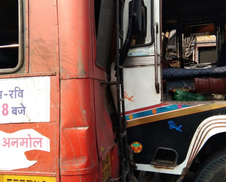 Malkapuran bus catches fire on truck, 10 injured | मलकापूरनजीक भरधाव ट्रकची बसला धडक, १० जखमी  