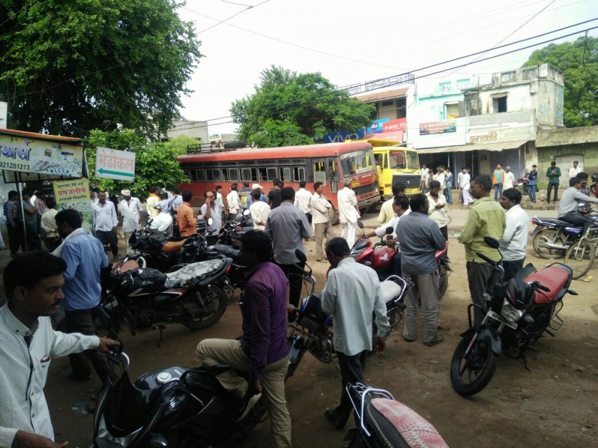 The bus crashed a man at chohatta bazar | चोहोट्टा बाजार येथे भरधाव बसने इसमास चिरडले 