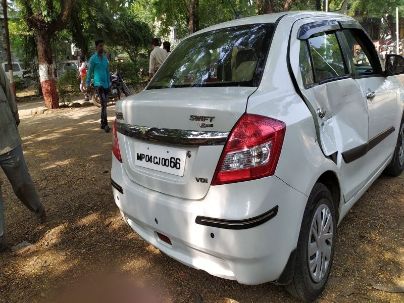 Accident, damage to car in Jalgaon | जळगावातील बहिणाबाई उद्यान चौकात अपघात, कारचे नुकसान