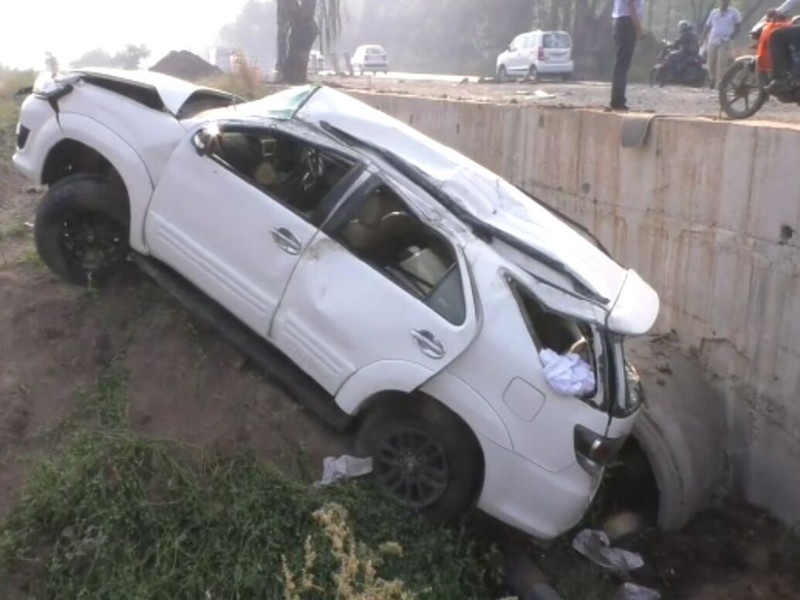 Motor car accident on Pune-Mumbai national highway; 1 killed, three injured | पुणे-मुंबई राष्ट्रीय महामार्गावर मोटार पलटी; १ ठार, तिघे जखमी