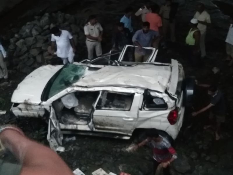 On the highway at Charoti, the car fell into the river, two killed and three seriously injured | चारोटी येथे महामार्गावर पुलावरून कार नदीत पडली, दोन ठार, तीन गंभीर जखमी