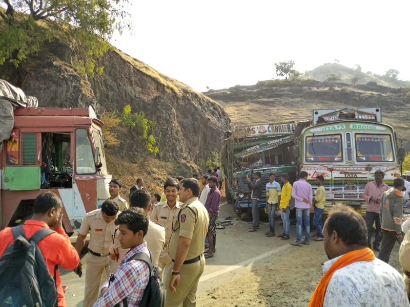 In the Dharuhar Ghat, the traffic jam due to truck accidents | धारूर घाटात धोकादायक वळणाच्या ठिकाणी मालवाहू ट्रकचा पुन्हा तिहेरी अपघात दोन तास वाहतूक ठप्प