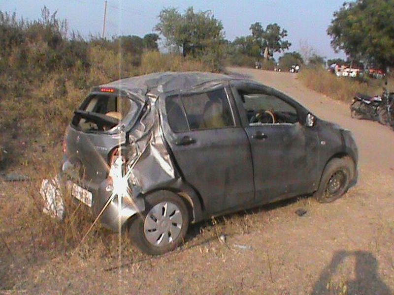 Fierce accidents in the Charkhaikhi vehicle on the Nagpur-Aurangabad highway | नागपूर-औरंगाबाद महामार्गावर पडलेल्या खड्डयांमुळे चारचाकी वाहनाला अपघात!