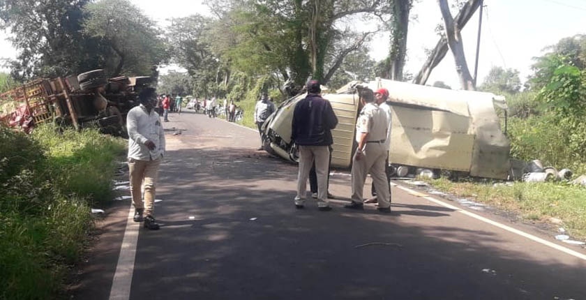 A collision between a truck and a tempo on the Gadhinglaj-Ajra route | गडहिंग्लज-आजरा मार्गावर ट्रक व टेम्पोचा यांच्यात धडक, दोघेही चालक गंभीर