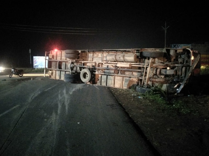 The driver was killed on the spot due to lost control on container carrying bikes near Gangakhed | नियंत्रण सुटल्याने भरधाव कंटेनर उलटला; चालक जागीच ठार