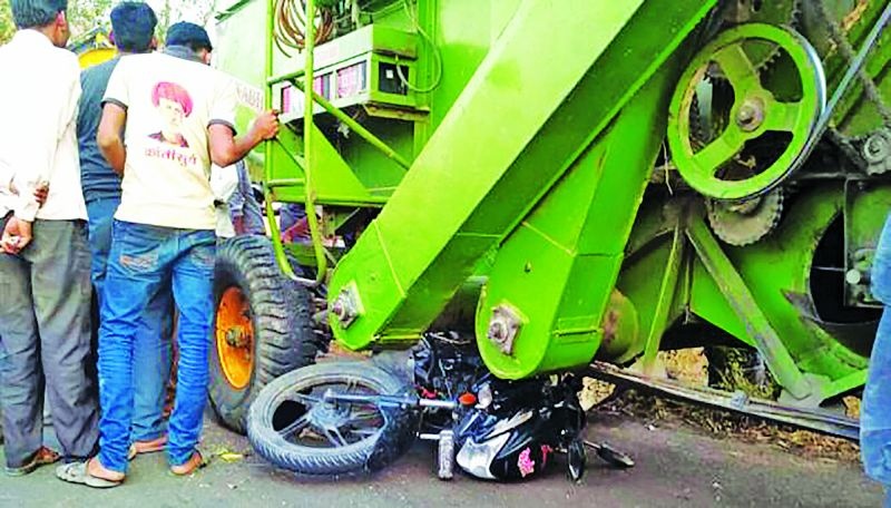 One killed in a Harvestor-bike accident on Mehkar-Chikhli road | मेहकर-चिखली मार्गावर हार्वेस्टर-दुचाकी अपघातात एक ठार