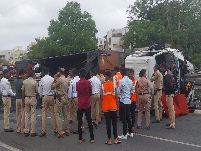 A tire burst and the truck overturned; Accident on Mumbai-Bangalore highway, luckily no one injured | टायर फुटला अन् ट्रक पलटी; मुंबई-बंगळुरू महामार्गावर अपघात, सुदैवाने कोणीही जखमी नाही