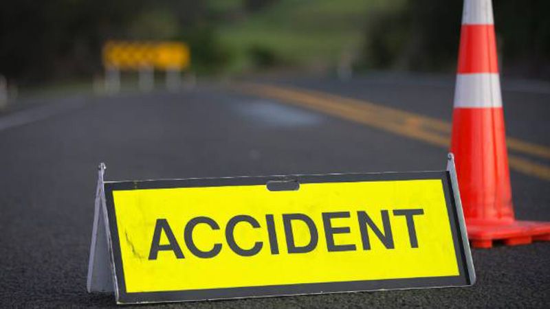 Four women injured in road accident | चारचाकी अपघातात १३ महिला जखमी