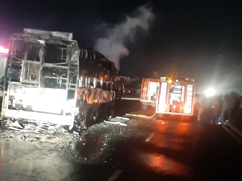 One killed in road accident on Pune-Solapur highway burn the bike and luxury bus | पुणे-सोलापूर महामार्गावरील भीषण अपघातात एकाचा मृत्यू; घर्षणाने लक्झरी बस व दुचाकी जळून खाक