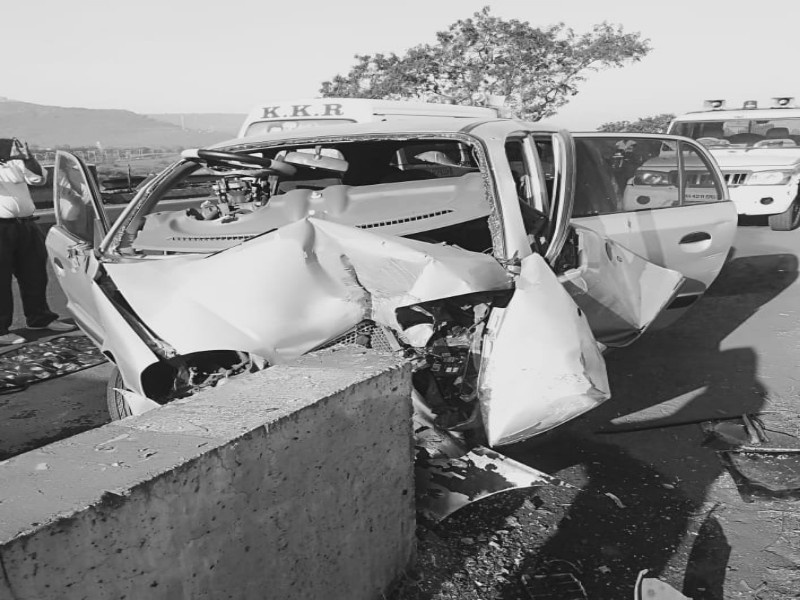 death of person in accident on Old Mumbai - Pune highway | जुन्या मुंबई - पुणे महामार्गावर चालकाचे कारवरील नियंत्रण सुटल्याने भीषण अपघात, एकाचा मृत्यू