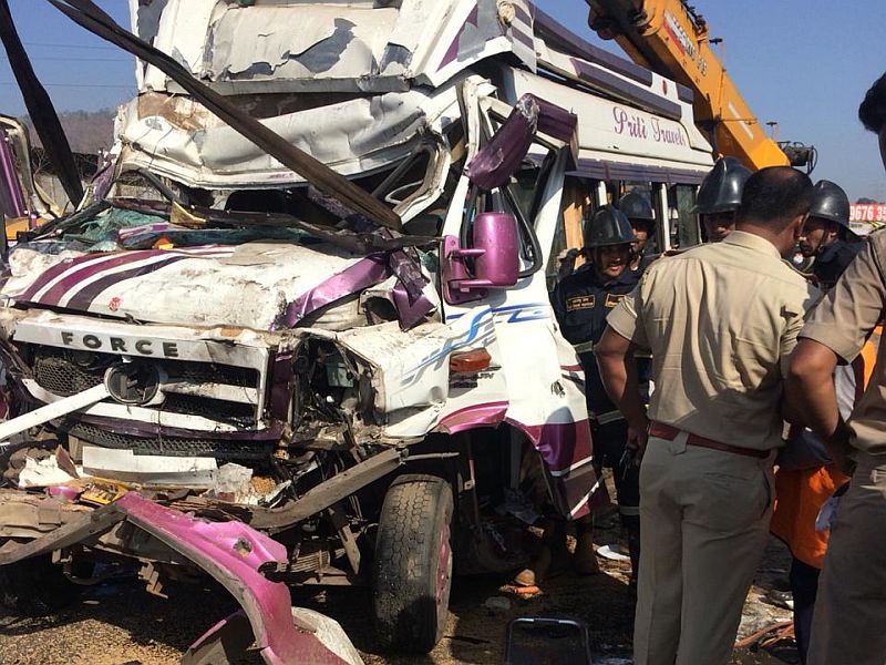 2 dead and over 20 passengers were injured after 2 buses collided on Mumbai-Pune highway in Khalapur, Raigad. | मुंबई-पुणे महामार्गावर अपघात, दोघांचा मृत्यू तर 20 जण जखमी