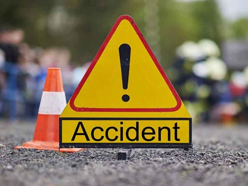 Tempo driver dies after hitting container on Mumbai-Pune Expressway | Pune News: मुंबई-पुणे एक्स्प्रेस वे वर कंटेनरला धडकून टेम्पोचालकाचा मृत्यू