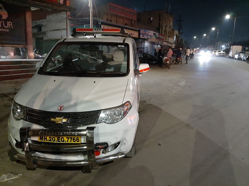 speedy car were hits four men and vehicles in Madani Chowk at Aurangabad | मदनी चौकात सुसाट कारने चौघांना उडविले
