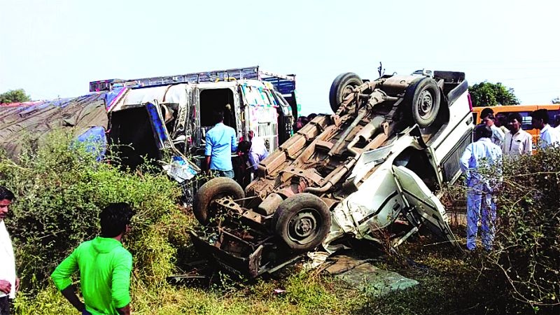 On National Highway near Malkapur | मलकापूरजवळील राष्ट्रीय महामार्गावर ट्रकची मिनी डोरसह पोलीस व्हॅनला धडक!